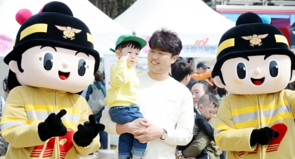 '경기 평화를 봄'이란 제목으로 2019 경기도청 봄꽃축제가 5일부터 7일까지 진행됐다. 다양한 볼거리와 먹거리가 마련된 이번 행사에 7일 주말을 맞아 많은 사람이 경기도청을 찾았다. 119 안전체험 부스에서 캐릭터들과 부자가 기념촬영을 하고 있다. 윤원규 수습기자