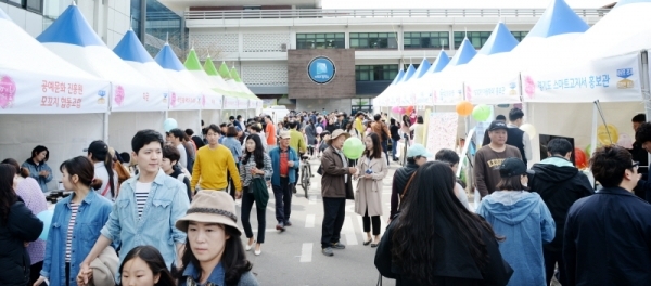 '경기 평화를 봄'이란 제목으로 2019 경기도청 봄꽃축제가 5일부터 7일까지 진행됐다. 다양한 볼거리와 먹거리가 마련된 이번 행사에 7일 주말을 맞아 많은 시민들이 경기도청을 찾았다. 윤원규 수습기자