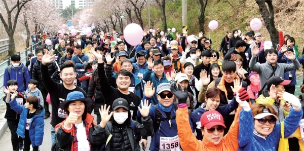 벚꽃과 함께하는 한마당축제 ‘2019 평택시민 건강걷기대회’가 열린 6일 오전 평택 이충레포츠공원 일원에서 7천여 명의 시민들이 벚꽃길을 걸으며 봄 정취를 즐기고 있다. 다양한 공연과 체험, 먹거리가 풍성했던 이번 행사는 평택시체육회와 경기일보가 공동주최 했다. 김시범•윤원규기자