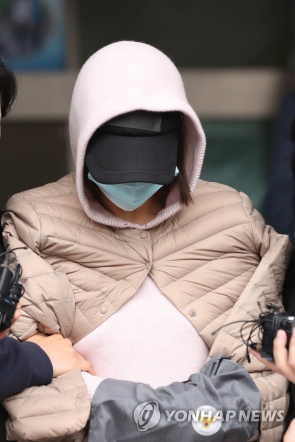 황하나(31)씨가 지난 6일 구속 전 피의자 심문(영장실질심사)을 위해 수원남부경찰서를 나서고 있는 모습. 연합뉴스