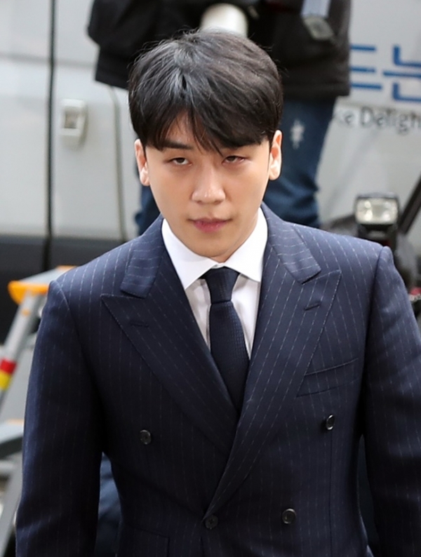 성접대 의혹을 받고 있는 승리가 14일 오후 2시께 서울지방경찰청에 출석해 포토라인에 섰다. 연합뉴스
