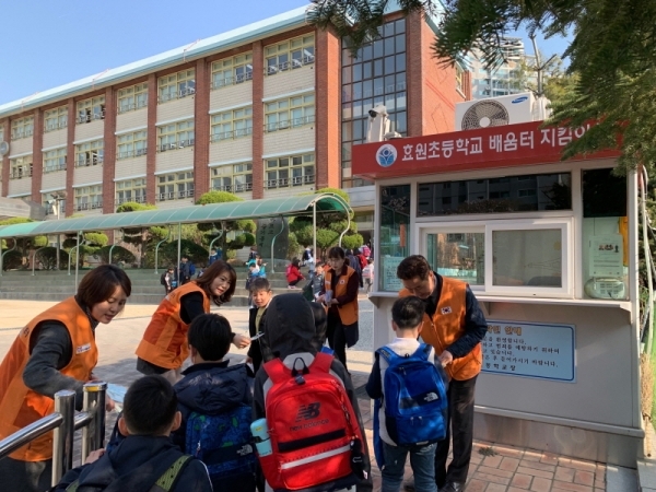 권석필 경기도자원봉사센터장과 임직원들이 수원 효원초 학생들을 대상으로 ‘생명사랑 씨앗 키우기 카드 나눔’ 프로젝트를 진행하고 있다.  경기도자원봉사센터 제공
