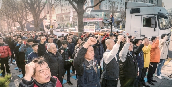 8일 오전 인천시청 앞에서 열린 ‘화물차공영차고지 설치를 위한 인천 화물노동자 결의대회’에서 화물차 운전기사들이 화물차공영차고지 확충을 촉구하고 있다. 조주현기자