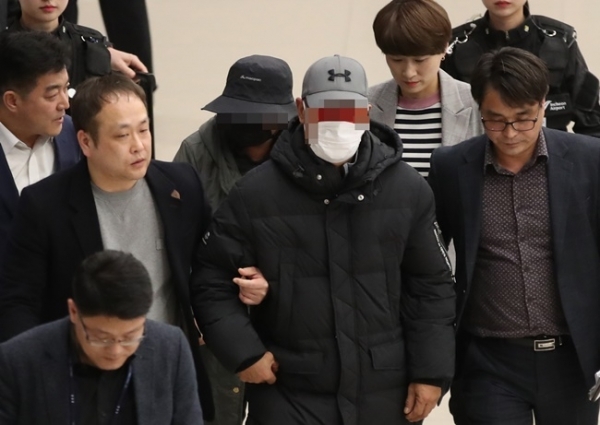 거액의 '빚투'(나도 떼였다) 논란을 촉발한 래퍼 마이크로닷 부모 신모 씨 부부가 8일 오후 인천국제공항을 통해 귀국한 뒤 경찰에 체포돼 공항을 빠져나가고 있다. 연합뉴스