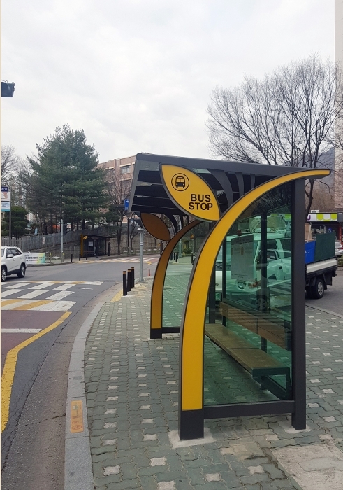 주변 특성을 고려해 새로 교체한 군포 수리동 일대 버스정류장.