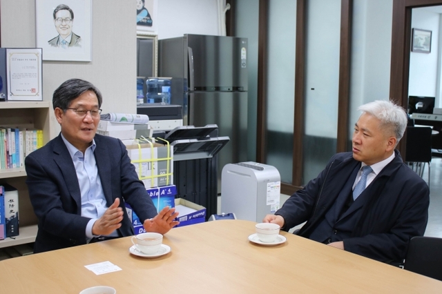 신 의원(사진 왼쪽)과 이 회장이 인천지방법원 서북부지원 설치 문제를 협의하고 있다.