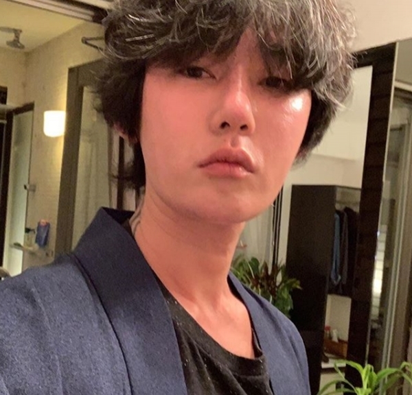 작가 허지웅. 인스타그램