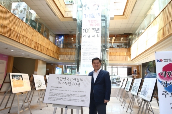 박승원 광명시장이 대한민국임시정부수립 관련 사진전시회에서 포즈를 취하고 있다. 광명시 제공