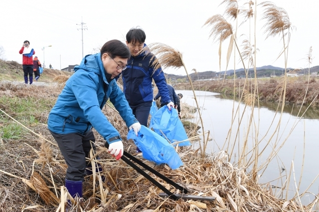 ▲ 광주시, 특수협과 ‘깨끗한 경안천 가꾸기 환경정화운동’ 전개 (3)