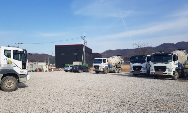 용인시 마평동의 한 마을 옆 농지에 레미콘 차량들이 줄지어 주차를 해놓았고, 그 농지에는 잡석이 깔려 있다. 김승수기자