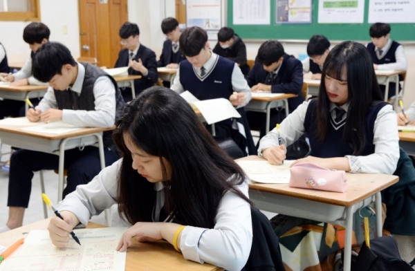 경기도교육청이 주관한 2019 4월 전국연합학력평가가 10일 진행됐다. 수원시 장안구의 조원고등학교 3학년 학생들이 수학시험문제를 열심히 풀고있다. 윤원규 수습기자