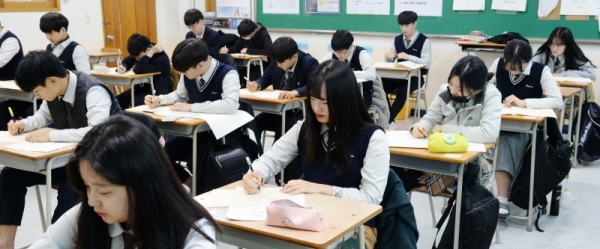 경기도교육청이 주관한 2019 4월 전국연합학력평가가 10일 진행됐다. 수원시 장안구의 조원고등학교 3학년 학생들이 수학시험문제를 열심히 풀고있다. 윤원규 수습기자