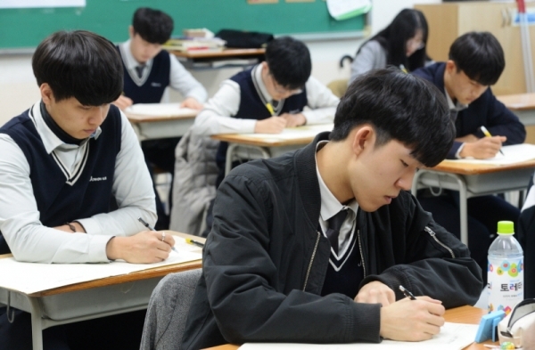 경기도교육청이 주관한 2019 4월 전국연합학력평가가 10일 진행됐다. 수원시 장안구의 조원고등학교 3학년 학생들이 수학시험문제를 열심히 풀고있다. 윤원규 수습기자