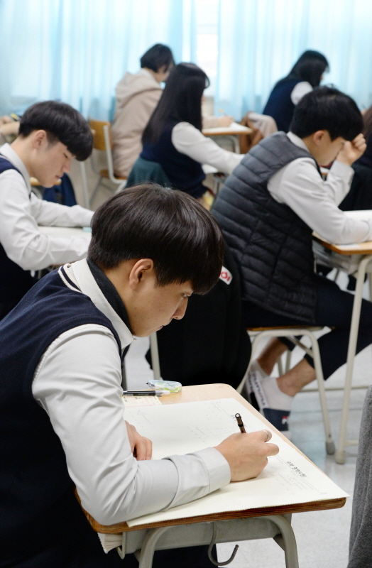 경기도교육청이 주관한 2019 4월 전국연합학력평가가 10일 진행됐다. 수원시 장안구의 조원고등학교 3학년 학생들이 수학시험문제를 열심히 풀고있다. 윤원규 수습기자