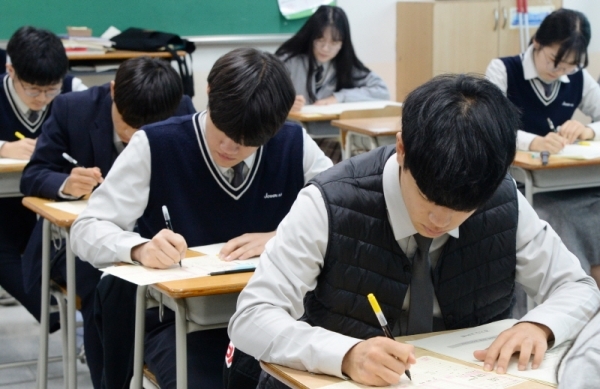 경기도교육청이 주관한 2019 4월 전국연합학력평가가 10일 진행됐다. 수원시 장안구의 조원고등학교 3학년 학생들이 수학시험문제를 열심히 풀고있다. 윤원규 수습기자
