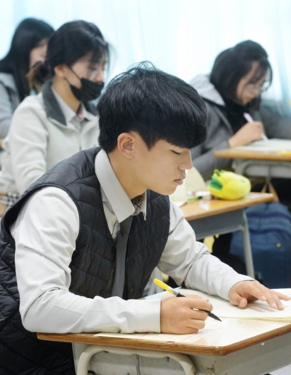 경기도교육청이 주관한 2019 4월 전국연합학력평가가 10일 진행됐다. 수원시 장안구의 조원고등학교 3학년 학생들이 수학시험문제를 열심히 풀고있다. 윤원규 수습기자
