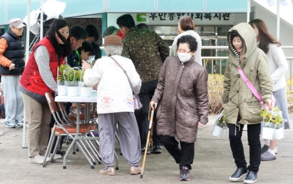 수원 팔달구 우만주공3단지아파트 일원에서 수원시가 주관하고 수원시조경협회, (재)수원그린트러스트, (사)생태조경협회 등 시민단체가 함께한 '미세먼지 잡는 반려식물 키우기' 캠페인이 진행됐다. 미세먼지 조절에 탁월한 산호수 3200그루를 지역 주민들에게 키우는 방법과 함께 전달했다. 윤원규 수습기자
