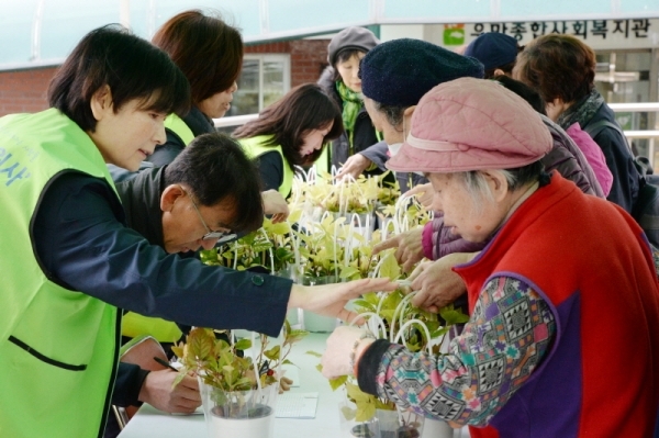 수원 팔달구 우만주공3단지아파트 일원에서 수원시가 주관하고 수원시조경협회, (재)수원그린트러스트, (사)생태조경협회 등 시민단체가 함께한 '미세먼지 잡는 반려식물 키우기' 캠페인이 진행됐다. 미세먼지 조절에 탁월한 산호수 3200그루를 지역 주민들에게 키우는 방법과 함께 전달했다. 윤원규 수습기자