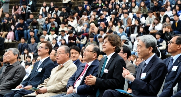 10일 오후 수원시 영통구 아주대학교에서 '벚꽃 페스티벌와 함께하는 아주비전 4.0 선포식'이 열렸다. 새로운 10년을 맞이하고 목표를 다잡는 행사로 진행됐다. 박형주 아주대학교 총장을 비롯한 내빈들이 공연을 관람하고 있다. 윤원규 수습기자