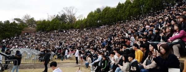 10일 오후 수원시 영통구 아주대학교에서 '벚꽃 페스티벌와 함께하는 아주비전 4.0 선포식'이 열렸다. 새로운 10년을 맞이하고 목표를 다잡는 행사로 진행됐다. 아주대학교 학생들이 벚꽃 페스티벌 공연을 관람하고 있다. 윤원규 수습기자