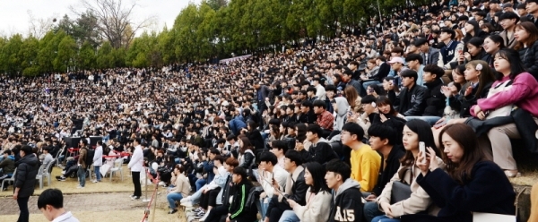 10일 오후 수원시 영통구 아주대학교에서 '벚꽃 페스티벌와 함께하는 아주비전 4.0 선포식'이 열렸다. 새로운 10년을 맞이하고 목표를 다잡는 행사로 진행됐다. 아주대학교 학생들이 벚꽃 페스티벌 공연을 관람하고 있다. 윤원규 수습기자