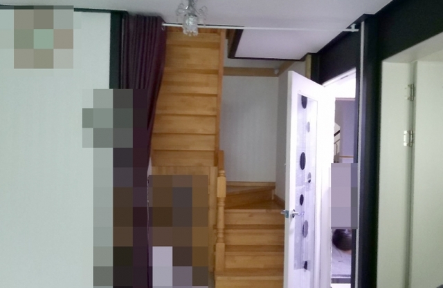 다승종합건설이 시공한 인천시 서구 도요지로의 한 빌라 5층 내부에 주거용으로 개조된 불법 복층으로 올라가기 위해 계단이 설치돼 있다. 이민수기자