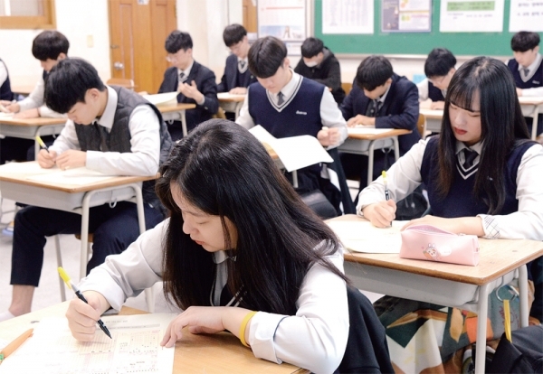 경기도교육청 주관으로 ‘2019 4월 전국연합학력평가’가 실시된 10일 수원시 장안구 조원고등학교 3학년 교실에서 학생들이 수학문제를 풀고있다. 윤원규 수습기자