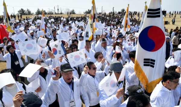 '경기도 대한민국 임시정부 수립 100주년 기념식'이 열린 11일 파주 임진각 평화누리공원에서 광복회원, 시민, 학생 등 참가자들이 만세운동 퍼포먼스를 하고 있다. 김시범기자