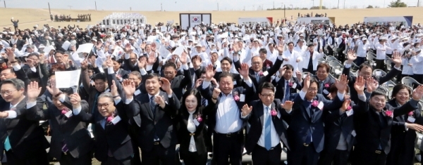 '경기도 대한민국 임시정부 수립 100주년 기념식'이 열린 11일 파주 임진각 평화누리공원에서 김희겸 경기도 행정1부지사, 김원기 도의회 부의장, 이재정 도 교육감, 최종환 파주시장, 신항철 경기일보 대표이사 사장 등 내빈과 광복회원 등 500여 명이 만세삼창을 하고 있다. 김시범기자