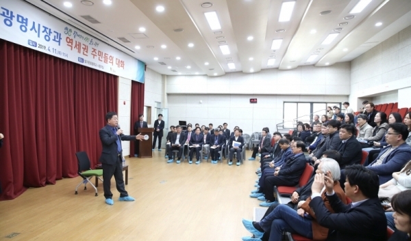 박승원 광명시장이 광명빛가온초등학교에서 KTX광명역 역세권 주민들과의 간담회를 진행하고 있다. 광명시 제공