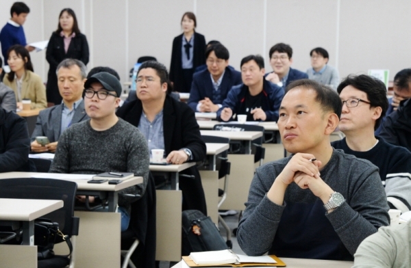 11일 오후 경기지방중소벤처기업청에서 도내 1인 창업기업 및 예비창업자를 대상으로 ‘지원센터 입주기업 모집 및 마케팅 지원사업 설명회’가 개최됐다.  1인 창조기업 지원센터 및 중장년 기술창업센터 입주 및 지원 프로그램 정보 소개, 각 센터 매니저의 현장상담 서비스, 1인 창조기업 마케팅 지원사업 설명 및 Q&A로 프로그램이 진행됐다. 행사에 참여한 예비 창업자들이 창업지원 프로그램을 유심히 듣고 있다. 윤원규 수습기자