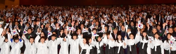 11일 오전 인천문화예술회관에서 열린 '대한민국 임시정부 수립 100주년 기념식'에서 독립유공자와 유족, 각계 대표, 시민이 만세삼창을 하고 있다.조주현기자