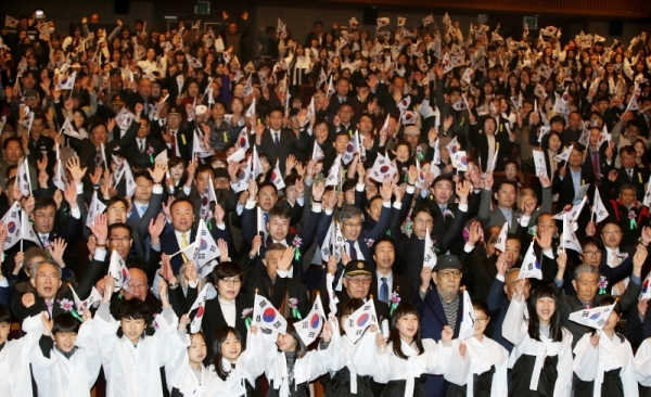 11일 오전 인천문화예술회관에서 열린 '대한민국 임시정부 수립 100주년 기념식'에서 독립유공자와 유족, 각계 대표, 시민이 만세삼창을 하고 있다.조주현기자