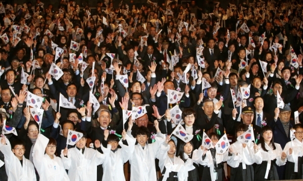11일 오전 인천문화예술회관에서 열린 '대한민국 임시정부 수립 100주년 기념식'에서 독립유공자와 유족, 각계 대표, 시민이 만세삼창을 하고 있다.조주현기자