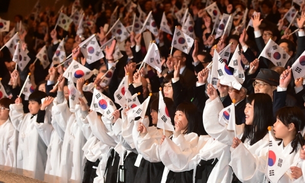11일 오전 인천문화예술회관에서 열린 '대한민국 임시정부 수립 100주년 기념식'에서 독립유공자와 유족, 각계 대표, 시민이 만세삼창을 하고 있다.조주현기자