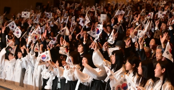 11일 오전 인천문화예술회관에서 열린 '대한민국 임시정부 수립 100주년 기념식'에서 독립유공자와 유족, 각계 대표, 시민이 만세삼창을 하고 있다.조주현기자