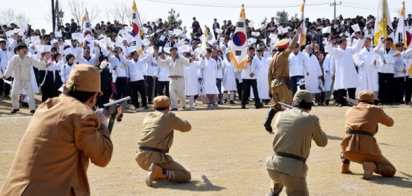 '경기도 대한민국 임시정부 수립 100주년 기념식'이 열린 11일 파주 임진각 평화누리공원에서 광복회원, 시민, 학생 등 참가자들이 만세운동 퍼포먼스를 하고 있다. 김시범기자