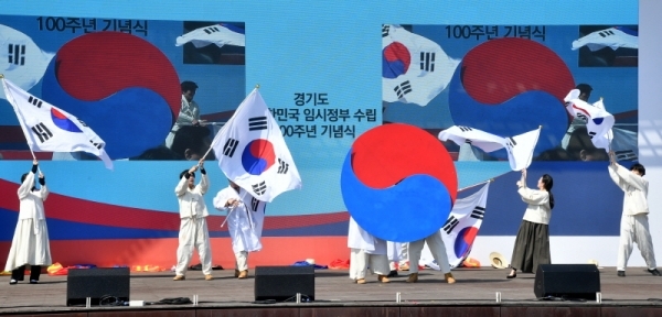 '경기도 대한민국 임시정부 수립 100주년 기념식'이 열린 11일 파주 임진각 평화누리공원에서 다양한 축하공연이 펼쳐지고 있다. 김시범기자