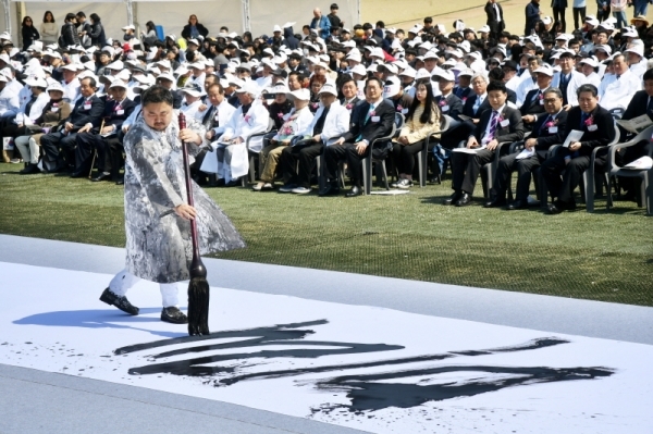 '경기도 대한민국 임시정부 수립 100주년 기념식'이 열린 11일 파주 임진각 평화누리공원에서 캘리그라피 퍼포먼스가 펼쳐지고 있다. 김시범기자