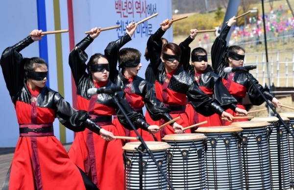 '경기도 대한민국 임시정부 수립 100주년 기념식'이 열린 11일 파주 임진각 평화누리공원에서 다양한 축하공연이 펼쳐지고 있다. 김시범기자
