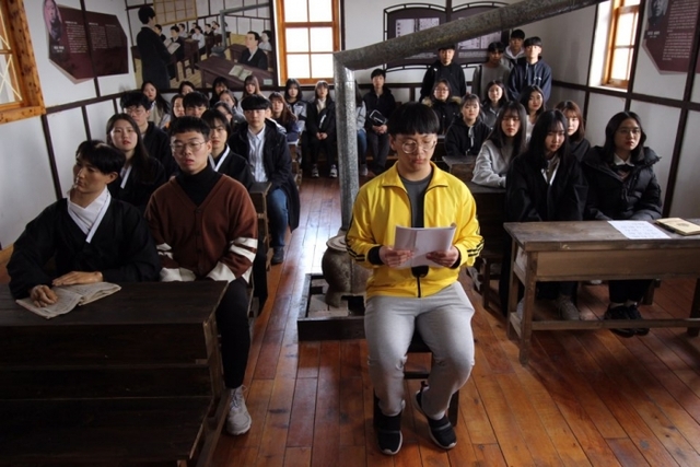11일 오후 ‘경기학생 동북아 평화역사 유적지 탐방단’에 소속된 학생대표 33명이 중국 길림성 명동학교 옛터 기념관을 찾아 독립선언서를 읽는 등 역사를 공부하고 있다. 송태훈 경기도교육청 청소년방송 학생기자