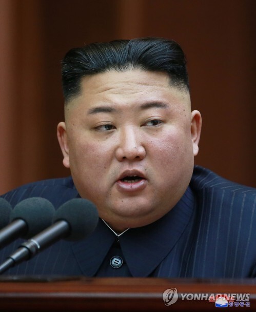 김정은 북한 국무위원장이 12일 열린 최고인민회의 제14기 제1차회의에서 시정연설을 하고 있다.  /연합