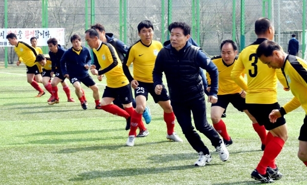 13일 안성맞춤 축구장에서 열린 ‘2019 안성맞춤컵 전국 50, 60대 축구대회’  50대 부문  출전한 선수들이 경기에 앞서 몸을 풀고 있다. 전형민기자