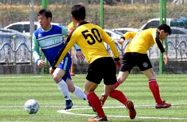 13일 안성맞춤 축구장에서 열린 ‘2019 안성맞춤컵 전국 50, 60대 축구대회’  50대 부문 에서 오산50대축구단과 안성GOOD FC가 경기를 하고 있다. 전형민기자