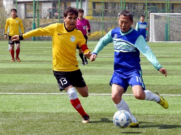 13일 안성맞춤 축구장에서 열린 ‘2019 안성맞춤컵 전국 50, 60대 축구대회’  50대 부문 에서 오산50대축구단과 안성GOOD FC가 경기를 하고 있다. 전형민기자