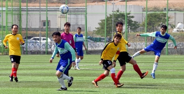13일 안성맞춤 축구장에서 열린 ‘2019 안성맞춤컵 전국 50, 60대 축구대회’  50대 부문 에서 오산50대축구단과 안성GOOD FC가 경기를 하고 있다. 전형민