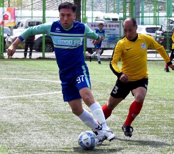13일 안성맞춤 축구장에서 열린 ‘2019 안성맞춤컵 전국 50, 60대 축구대회’  50대 부문 에서 오산50대축구단과 안성GOOD FC가 경기를 하고 있다. 전형민기자