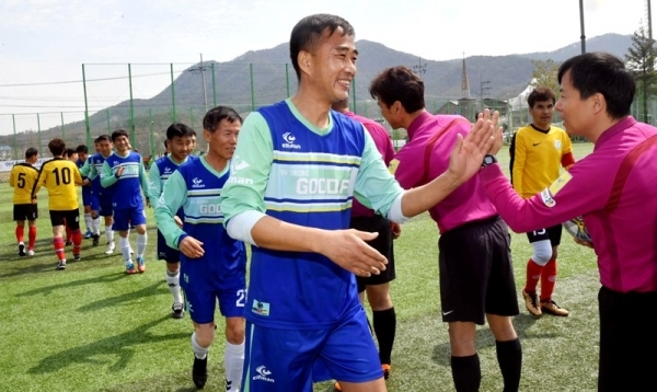 13일 안성맞춤 축구장에서 열린 ‘2019 안성맞춤컵 전국 50, 60대 축구대회’  50대 부문 에서 오산50대축구단과 안성GOOD FC가 경기에 앞서 인사를 나누고 있다. 전형민기자