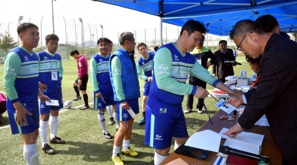 13일 안성맞춤 축구장에서 열린 ‘2019 안성맞춤컵 전국 50, 60대 축구대회’  50대 부문 경기에 앞서 출전 선수 확인을 하고