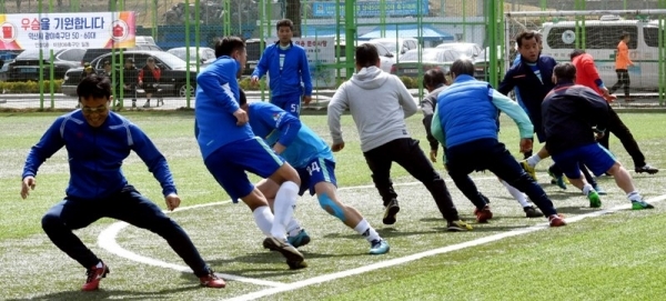 13일 안성맞춤 축구장에서 열린 ‘2019 안성맞춤컵 전국 50, 60대 축구대회’  50대 부문  출전한 선수들이 경기에 앞서 몸을 풀고 있다. 전형민기자